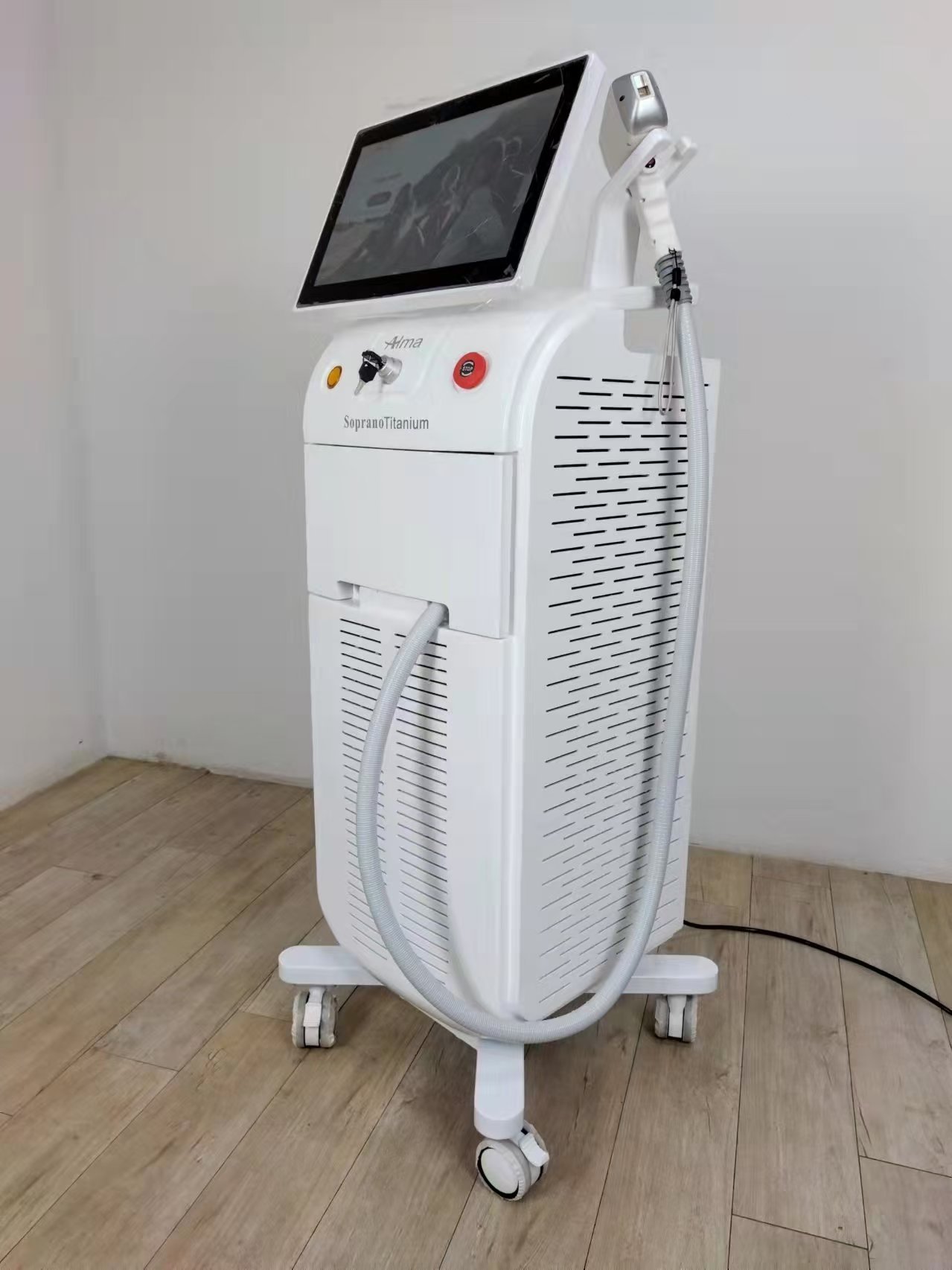 Soprano 808 diode laser platform gallery view 05